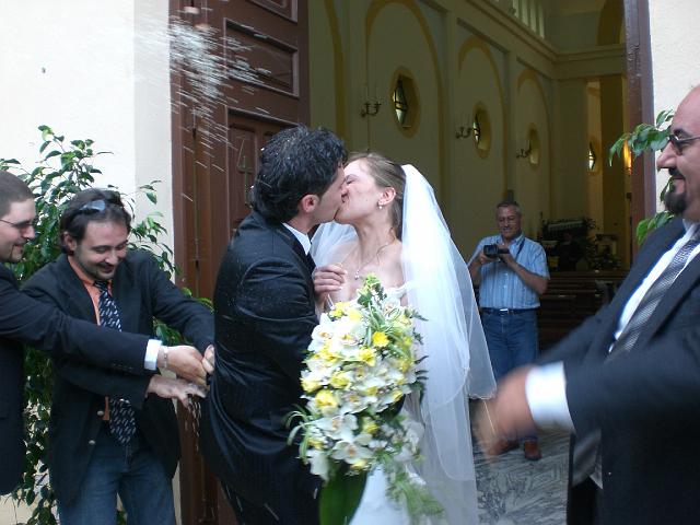 matrimonio francesco e marta 071.jpg - All'uscita dalla chiesa, Kadath e Domenico, riempiono di riso le mutande di Frank